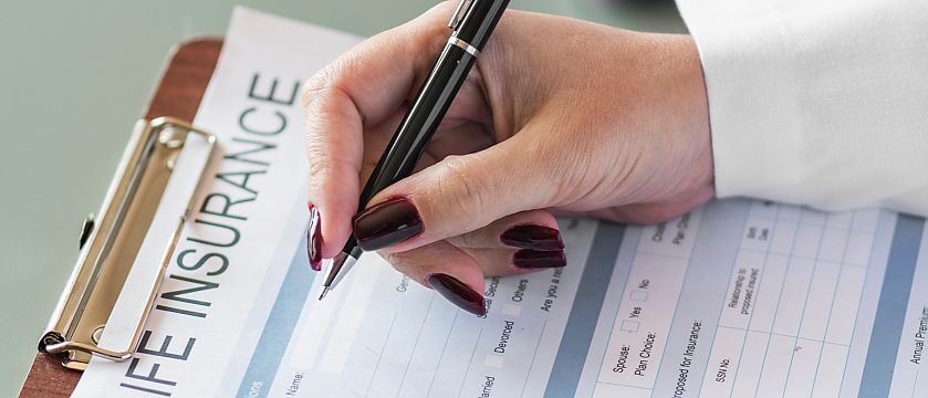 Bildquelle: https://www.pexels.com/photo/person-holding-pen-writing-on-life-insurance-paper-938958/