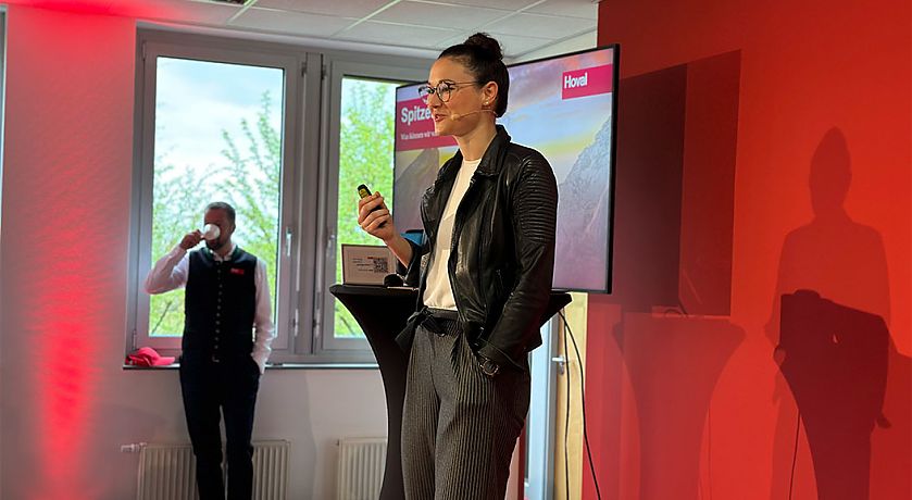 Stephanie Hofer, Partner BrandTrust, bei einem Vortrag