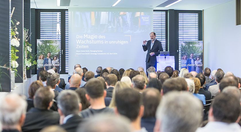Klaus-Dieter Koch während seines Vortrags zu "Die Magie des Wachstums in unruhigen Zeiten" beim ausverkauften Unternehmerlunch der Volksbank Vorarlberg