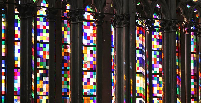 Im Kölner Dom gestaltete Gerhard Richter ein über 100 Quadratmeter großes Fenster mit 11.500 Glasscheiben aus 72 Farben. Es scheint, als würde er damit seine Markengrenze überschreiten – doch das Gegenteil ist der Fall. Bildquelle: Fotolia Bildquelle: ©Markus Haack - fotolia.com
