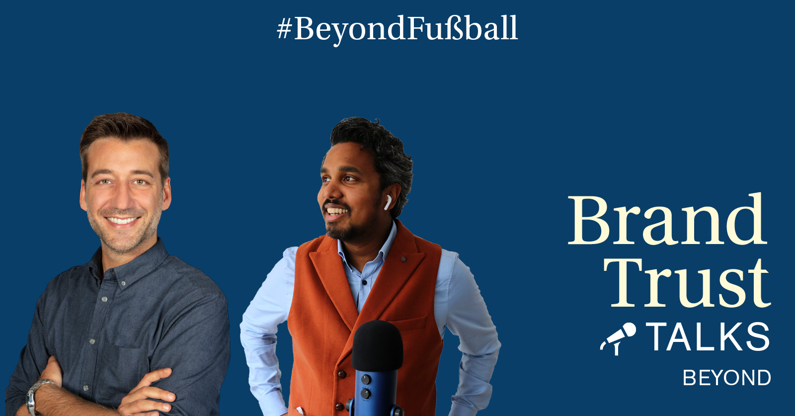 Podcast-Grafik mit dem Hashtag „#BeyondFußball“. Rechts steht Colin Fernando, Partner bei BrandTrust, neben einem Mikrofon vor dunklem Hintergrund. Links ist ein weiterer Gesprächspartner zu sehen. Rechts im Bild befindet sich das Branding „Brand Trust Talks Beyond“ mit Mikrofon-Icon.