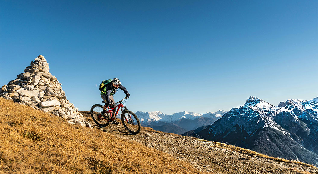 Webinar: "Gestalten statt verwalten: Warum die Zukunft des Tourismus jetzt entwickelt wird" Webinar: "Gestalten statt verwalten: Warum die Zukunft des Tourismus jetzt entwickelt wird" - Auf dem Foto ist ein Mounatinbiker in den Bergen zu sehen