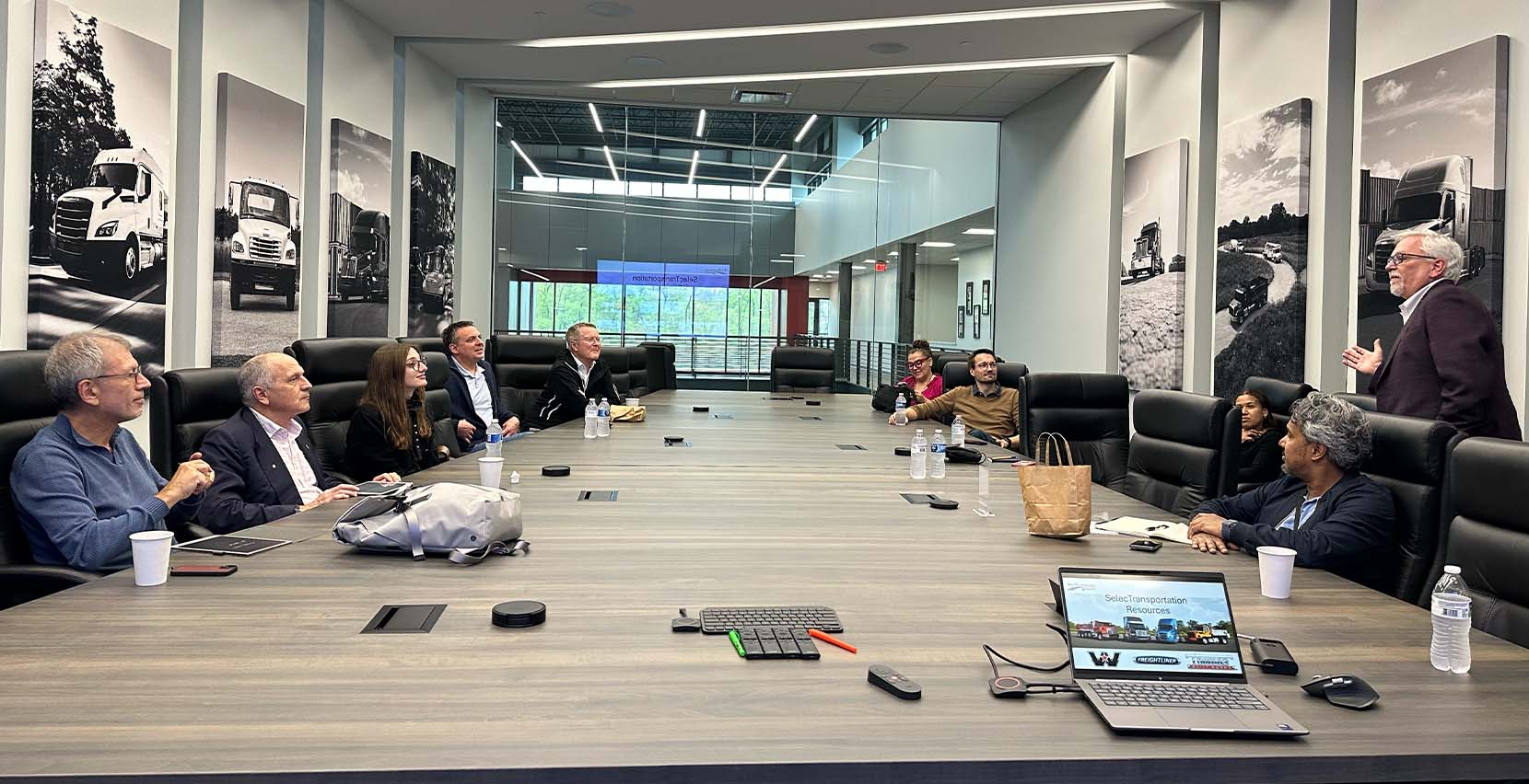 Unternehmensbesuch bei SelecTransportation: Vortrag im Konferenzraum Unternehmensbesuch bei SelecTransportation: Vortrag im Konferenzraum