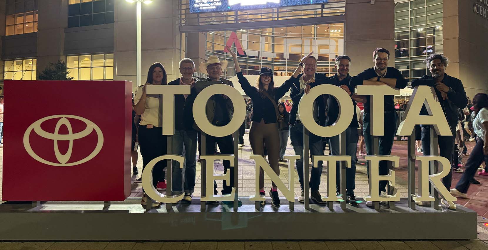 Reisegruppe vor dem Toyota Center in Houston Reisegruppe vor dem Toyota Center in Houston