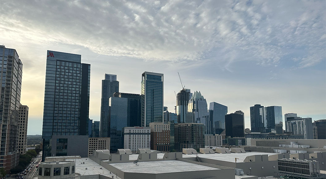 „Skyline von Austin mit modernen Bürogebäuden und dem Marriott Hotel im Vordergrund.