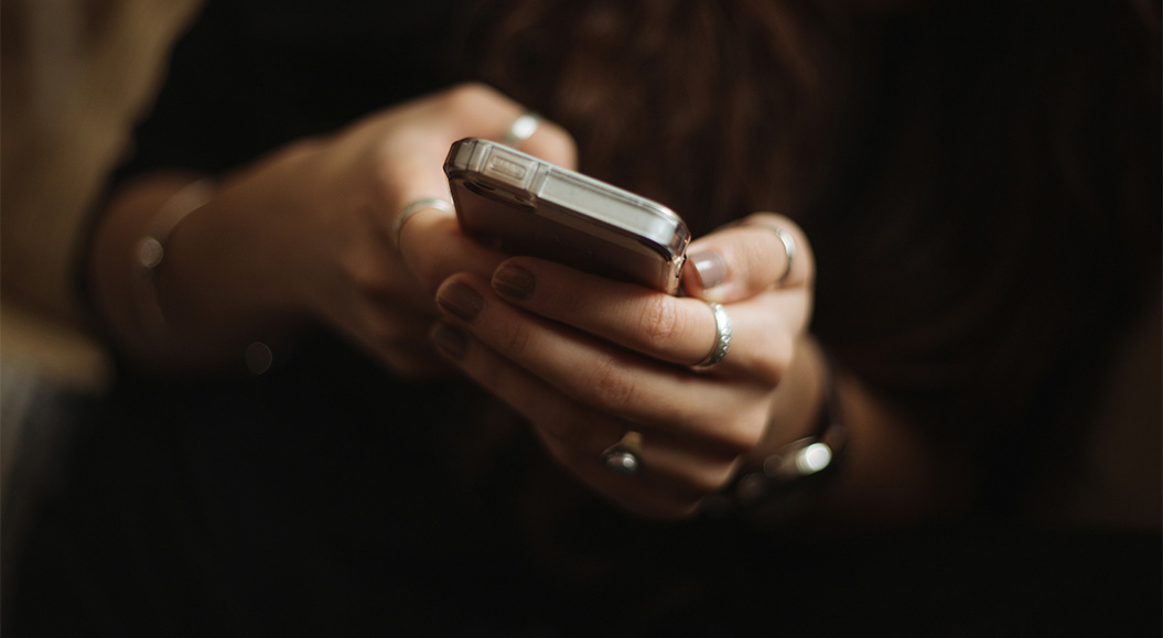 Die neue Macht der FinTechs: So können Banken und Telkos gegensteuern – und andere Branchen vorbeugen Eine Frau mit Handy in der Hand: Für die Menschen im Alltag unverzichtbar sein: das scheint das Ziel einiger FinTechs. Sie bauen ihr Angebot mit Mobilfunkservices aus – und wandeln sich zu Universalisten.