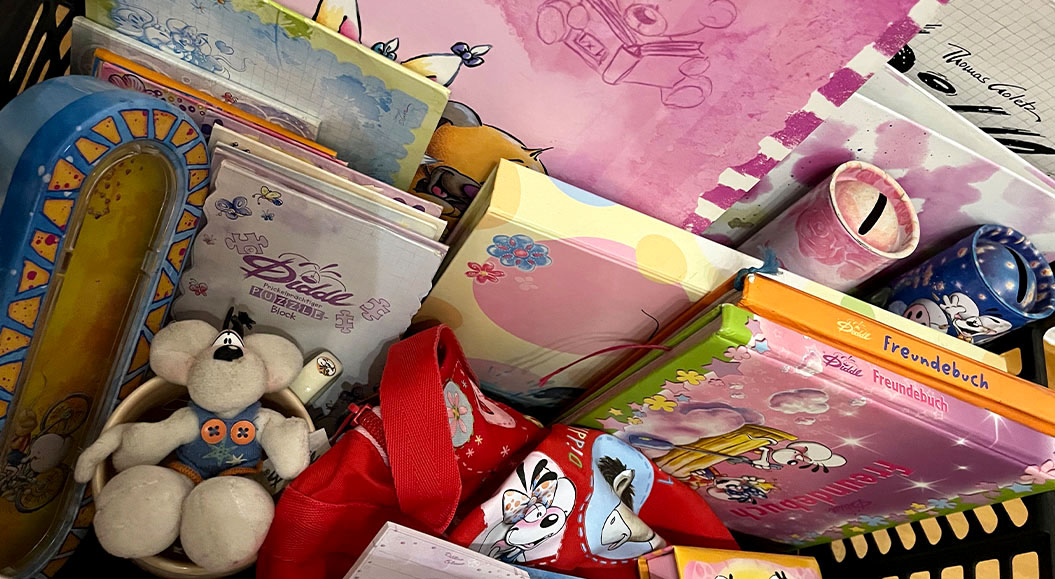 Marken-Comeback der Diddl-Maus Marken-Comeback der Diddl-Maus - Auf dem Foto sieht man eine Sammlung an alten Diddl-Produkten in einem Korb