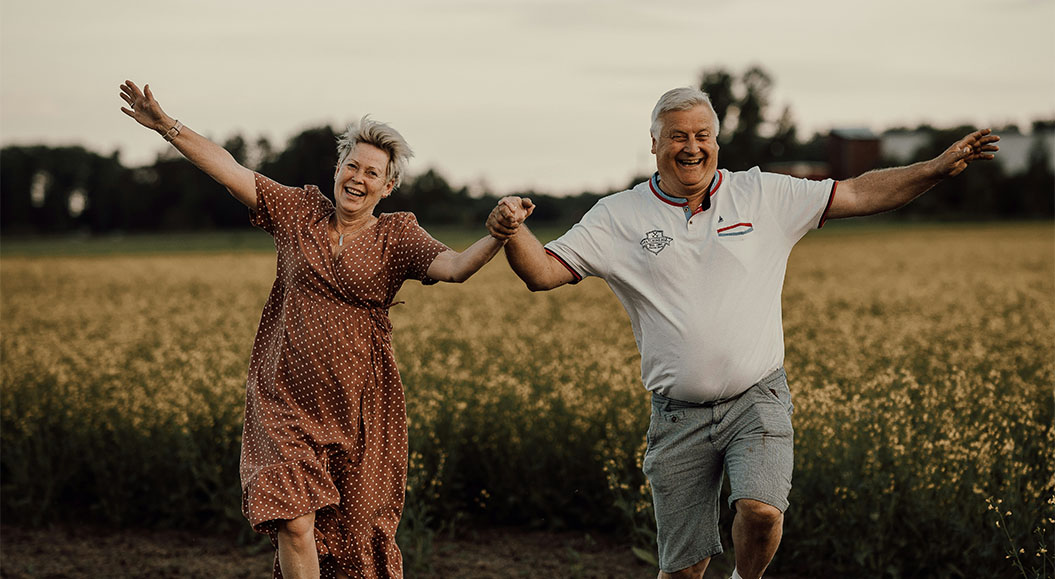 Longevity ist kein Trend, sie ist das neue Normal. Und Marken verschlafen ihre größte Wachstumschance. Marken-Comeback der Diddl-Maus - Auf dem Foto sieht man eine Sammlung an alten Diddl-Produkten in einem Korb