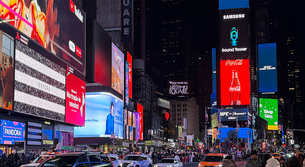 Times Square in New York mit Werbebanden, u.a. Coca-Cola, die jedes Jahr Milliarden in Werbung investieren
