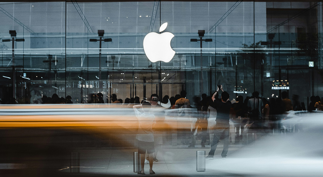 Apple celebrates its 50th anniversary: The photo shows an Apple Store with a crowd of people standing outside, taking pictures and waiting to be let in.