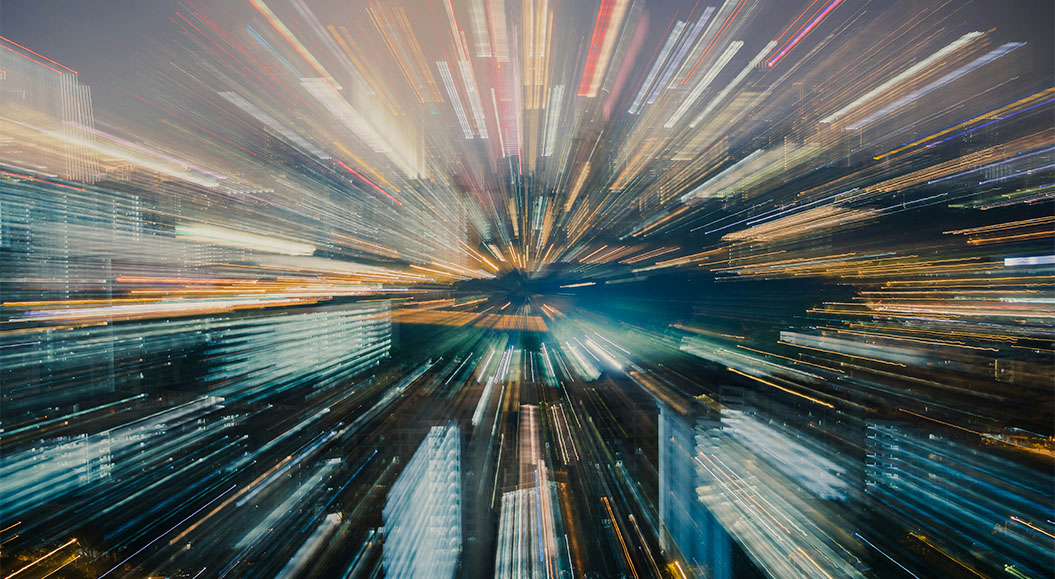 Whitepaper für Genossenschaftsbanken - Auf dem Foto sind Bankkaufleute und Kunden in einer Bank zu sehen, die entweder am Tisch sitzen oder in Gruppen zusammen stehen