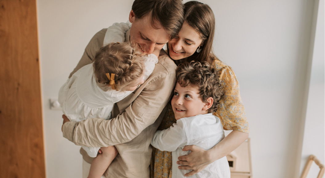 Gesetzliche Krankenversicherungen: In der Nähe liegt die Kraft - Auf dem Foto sieht man eine Familie, die viel Nähe zeigt