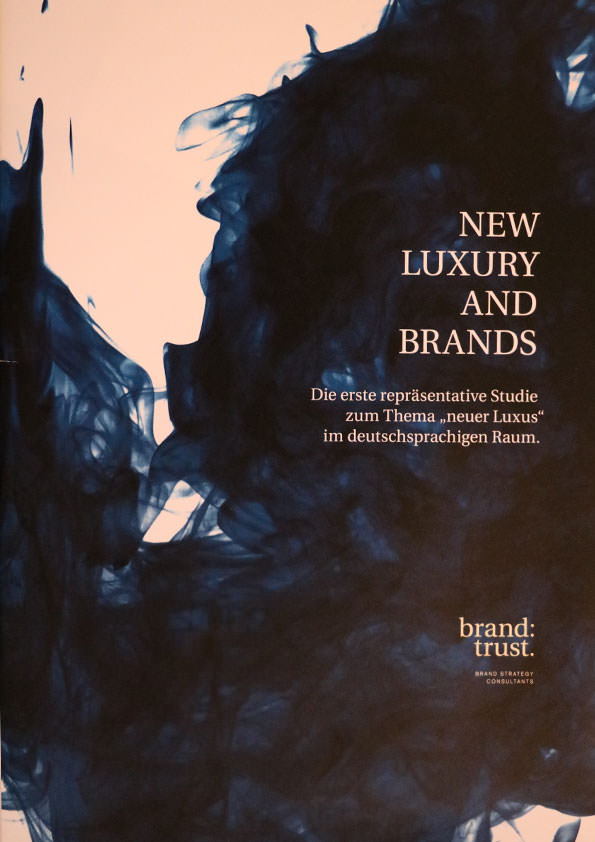 Visual von BrandTrust mit dem Titel „New Luxury and Brands“ und dem Text „Die erste repräsentative Studie zum Thema neuer Luxus im deutschsprachigen Raum“, vor abstraktem, dunklem Hintergrund.